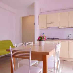  Apartment Boschetto Italien